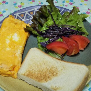 チーズ入り卵焼きとトーストとレッドキャベツサラダ☆